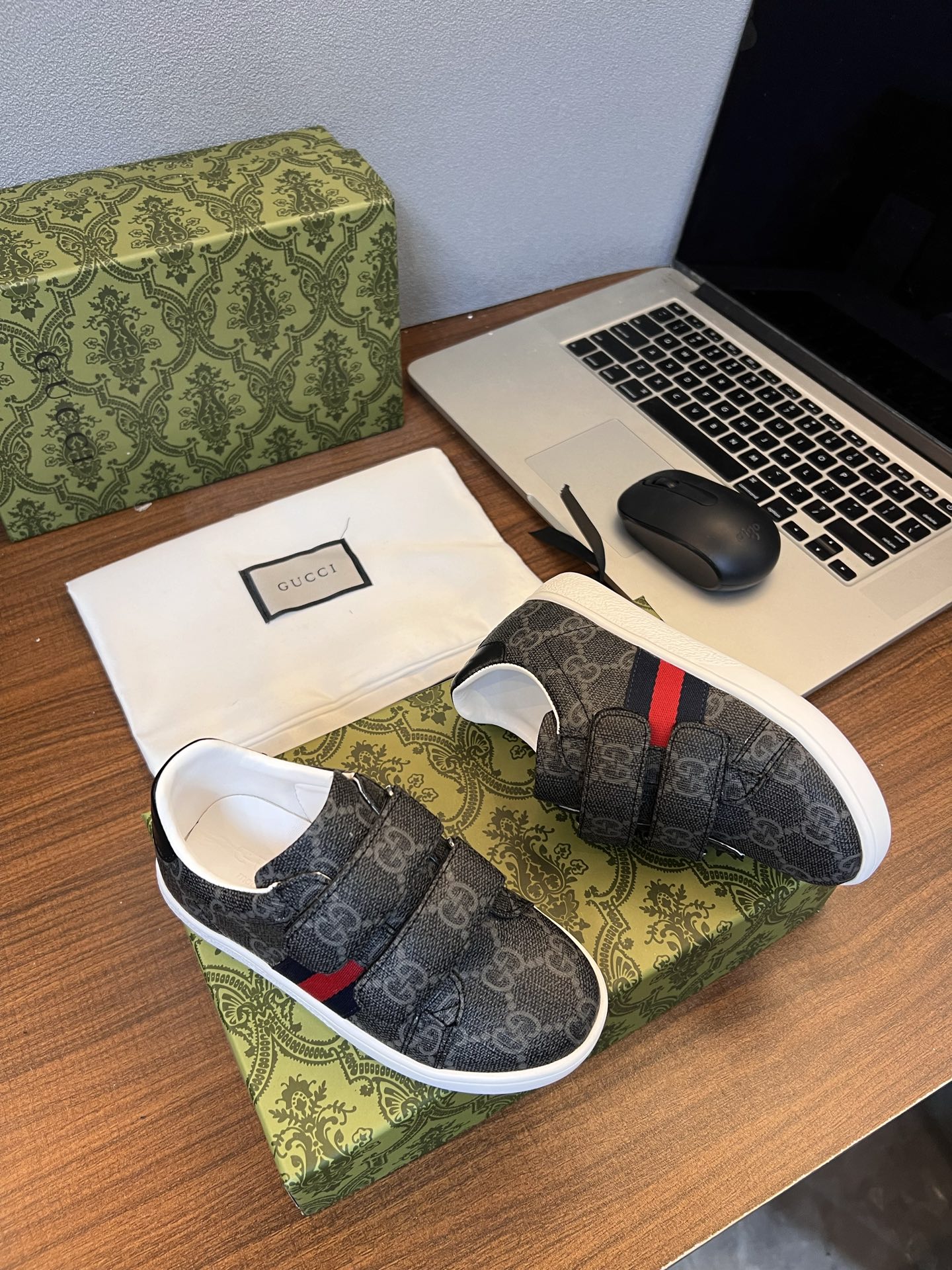 Children's shoes child